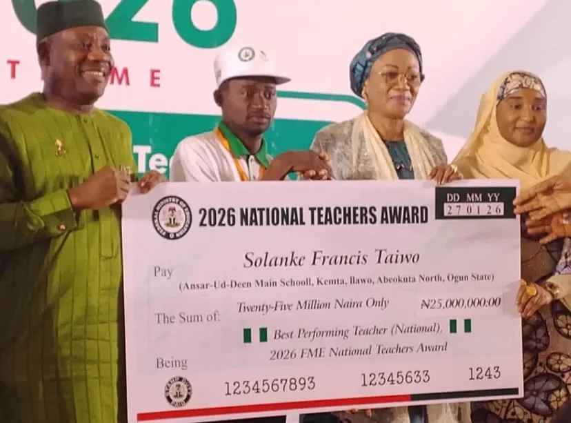Nigeria’s Best Primary School Teacher Rewarded by Ogun State, To Receive Car, House